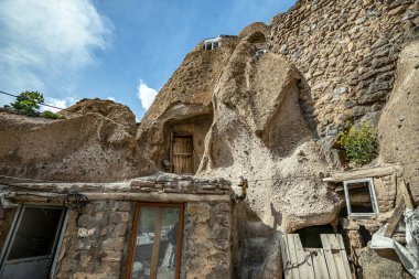 Doğu Azerbaycan Eyaleti'nde Kandovan'da geleneksel İran antik mağara köyü troglodyte avlusu ve iç görünümü. İran. Tebriz şehri yakınlarında. Türkiye'de köy gibi görünüyor