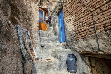Doğu Azerbaycan Eyaleti'nde Kandovan'da geleneksel İran antik mağara köyü troglodyte avlusu ve iç görünümü. İran. Tebriz şehri yakınlarında. Türkiye'de köy gibi görünüyor