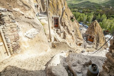 Doğu Azerbaycan Eyaleti'nde Kandovan'da geleneksel İran antik mağara köyü troglodyte avlusu ve iç görünümü. İran. Tebriz şehri yakınlarında. Türkiye'de köy gibi görünüyor