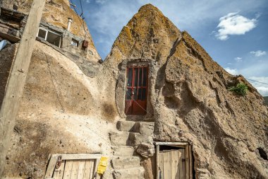Doğu Azerbaycan Eyaleti'nde Kandovan'da geleneksel İran antik mağara köyü troglodyte avlusu ve iç görünümü. İran. Tebriz şehri yakınlarında. Türkiye'de köy gibi görünüyor