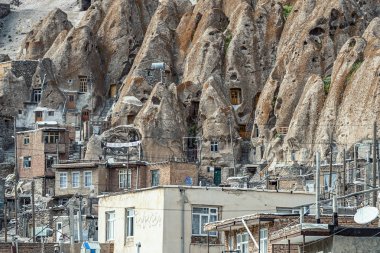 Doğu Azerbaycan Eyaleti'nde Kandovan'da geleneksel İran antik mağara köyü troglodyte avlusunda yakından görünümü. İran. Tebriz şehri yakınlarında. Türkiye'de köy gibi görünüyor
