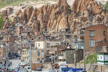 Doğu Azerbaycan Eyaleti'nde Kandovan'da geleneksel İran antik mağara köyü troglodyte avlusunda yakından görünümü. İran. Tebriz şehri yakınlarında. Türkiye'de köy gibi görünüyor