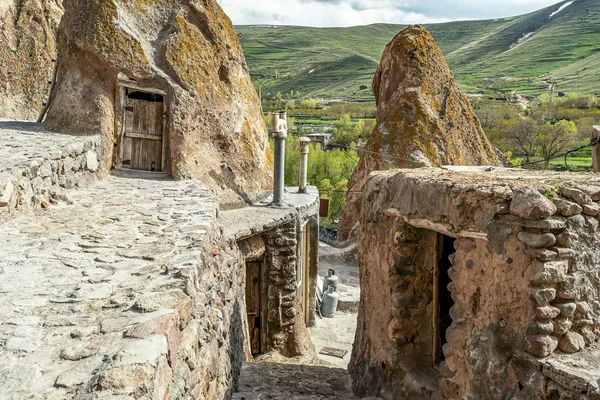 Doğu Azerbaycan Eyaleti'nde Kandovan'da geleneksel İran antik mağara köyü troglodyte avlusu ve iç görünümü. İran. Tebriz şehri yakınlarında. Türkiye'de köy gibi görünüyor