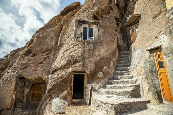Doğu Azerbaycan Eyaleti'nde Kandovan'da geleneksel İran antik mağara köyü troglodyte avlusu ve iç görünümü. İran. Tebriz şehri yakınlarında. Türkiye'de köy gibi görünüyor