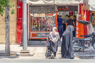 13/05/2019 Şiraz,Fars Provinceiran, İran şehrinde sokakta bir sığır eti ve koyun eti dükkanı
