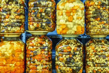 mağaza tezgahında renkli ve parlak salamura zeytin