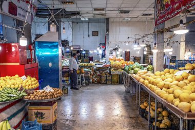 25.05.2019 Tebriz, İran, Doğu Azerbaycan Eyaleti, sebze pazarında çok taze meyve ticareti tezgahları