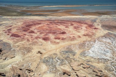Hürmüz adasında parlak mavi su ile Basra Körfezi inanılmaz güzel ve parlak sahil, Hormozgan Eyaleti, İran. Ölü Deniz kıyısına benziyor