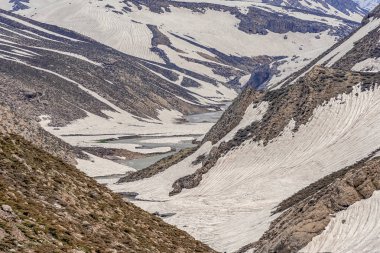 Parlak turkuaz nehir İran'ın karlı dağlarüzerinden akar, çok uzak olmayan Chelgerd i kasabasından