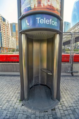 04/05/2019 Bakü, Azerbaycan, Hazar Denizi kıyısındaki merkez Bakü sokağında telefon suz boş bir telefon kulübesi