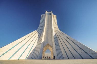 06/05/2019 Tahran, İran, Eskiden Şahyad Kulesi olarak bilinen Azad Kulesi'nin manzarası şehrin ve İran'ın sembollerinden biridir