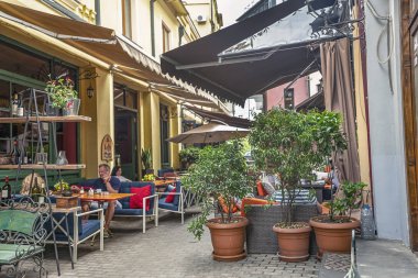 05/02/2019 Tiflis, Gürcistan, restoran ve kafelerile eski Tiflis sakin sokak