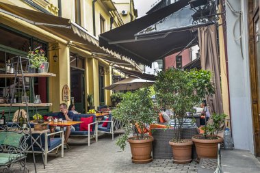 05/02/2019 Tiflis, Gürcistan, restoran ve kafelerile eski Tiflis sakin sokak