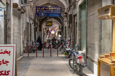 14/05/2019 Şiraz, İran, doğu İran çarşısının geleneksel caddesi, her iki tarafta ticaret sayaçları ve ışık açıklıkları ile tavan