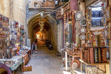 14/05/2019 Şiraz, İran, doğu İran çarşısının geleneksel caddesi, her iki tarafta ticaret sayaçları ve ışık açıklıkları ile tavan