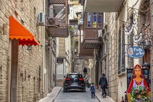 2019 Baku Azerbaijan Narrow Streets Carriages Old Baku Old Houses — Stock Photo, Image