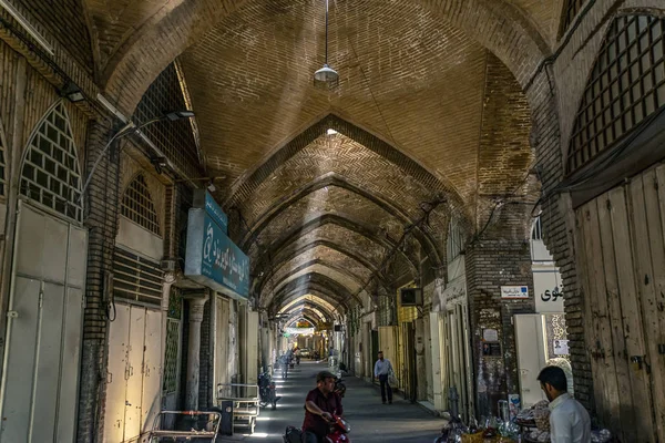 2019 Isfahan Irã Rua Tradicional Bazar Iraniano Oriental Com Balcões — Fotografia de Stock