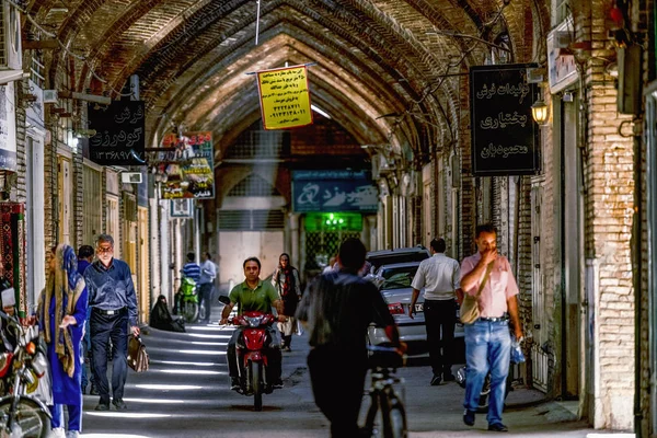 2019 Isfahan Irã Rua Tradicional Bazar Iraniano Oriental Com Balcões — Fotografia de Stock