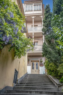 eski Tiflis avlusuna sessiz ve rahat geçit