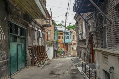 05/02/2019 Tiflis, Gürcistan, özensiz ve karanlık evleri ile eski ve geleneksel eski Tiflis mahkeme