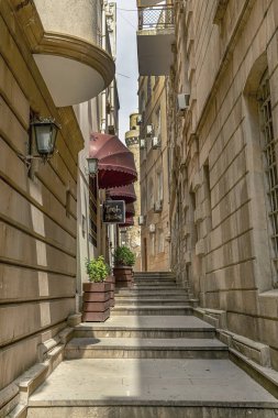 04/05/2019 Bakü, Azerbaycan, sömürge tarzında eski evler ve ahşap balkonlar ile Eski Bakü'nün dar sokakları ve arabaları