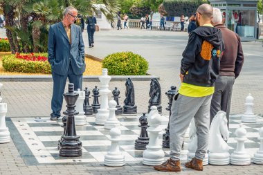 04/05/2019 Bakü, Azerbaycan, insanlar Bakü Promenade parkının zemininde sokak dev satranç oynuyor