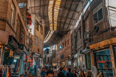 06/05/2019 Tahran, Tahran Eyaleti, İran, Tahran Kapalıçarşı'nın kalabalık sokakları.Tahran'Da eski bir tarihi çarşı olan Tahran Kapalıçarşı'da alışveriş yapan İranlılar bugün hala ekonomik faaliyet merkezi olarak kullanılıyor.