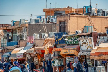 18/05/2019 İsfahan Eyaleti, İran, güneşe karşı örtü nün altında sokakta geleneksel İran çarşısı