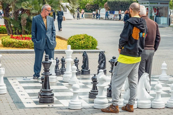 2019 Bakoe Azerbeidzjan Mensen Spelen Straat Enorme Schaken Recht Vloer — Stockfoto
