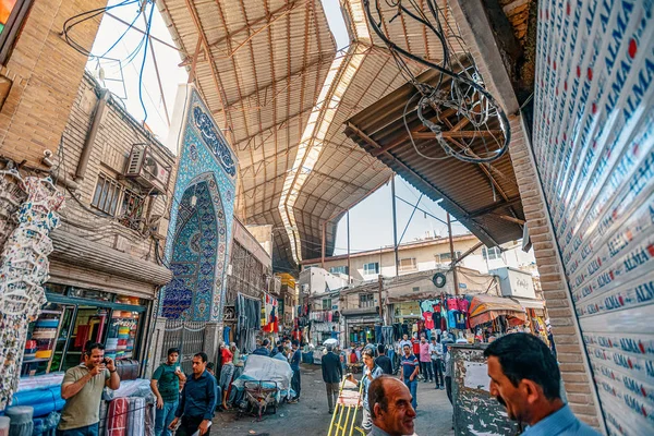 06/05/2019 Tahran, Tahran Eyaleti, İran, Tahran Kapalıçarşı'nın kalabalık sokakları.Tahran'Da eski bir tarihi çarşı olan Tahran Kapalıçarşı'da alışveriş yapan İranlılar bugün hala ekonomik faaliyet merkezi olarak kullanılıyor.