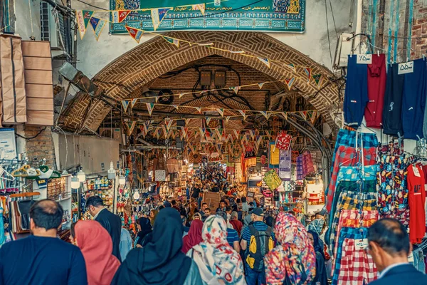 2019 德黑兰 德黑兰省 德黑兰大集市拥挤的街道 伊朗人在德黑兰大集市购物 这是德黑兰古老的历史集市 今天仍然被用作经济活动中心 — 图库照片