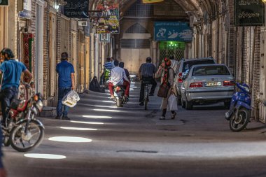 18/05/2019 İsfahan Eyaleti, İran, tavandaki açıklıklar arasından serin sıralar ve ışık ışınları ile geleneksel İran çarşısı