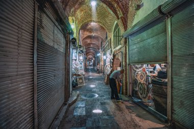 28.07.2019 Zhytomyr, Ukrayna'da genç adamın gün batımında kentin uyku alanında beton balkondaki aynaya yansıdığı