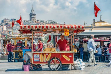 26.05.2019 Istambul, Türkiye, Galata Köprüsü yakınlarındaki Boston Boğazı'nın dolgu üzerinde mısır ızgara arabası