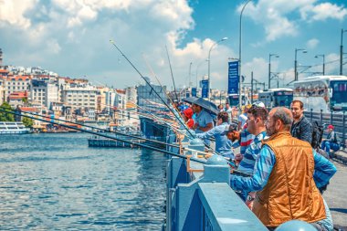 26.05.2019 İstambul, Türkiye'de güneşli bir günde Galata Köprüsü'nde çok sayıda balıkçı