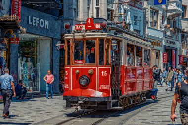 28.07.2019 Zhytomyr, Ukrayna'da genç adamın gün batımında kentin uyku alanında beton balkondaki aynaya yansıdığı