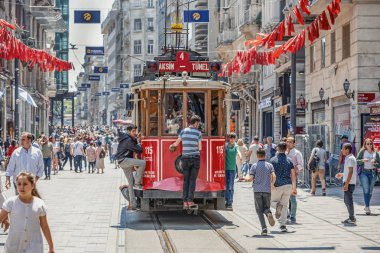 28.07.2019 Zhytomyr, Ukrayna'da genç adamın gün batımında kentin uyku alanında beton balkondaki aynaya yansıdığı