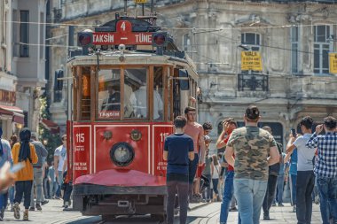 28.07.2019 Zhytomyr, Ukrayna'da genç adamın gün batımında kentin uyku alanında beton balkondaki aynaya yansıdığı