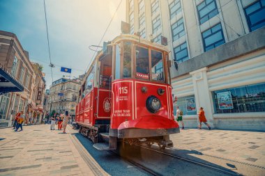 26/05/2019 İstambul, Türkiye, Taksim güzergahı arasında kırmızı ve nostaljik tarihi Beyoğlu tramvayı ile Kalabalık Taksim İstiklal Caddesi - Tünel, İstanbul'un en popüler destinasyonu