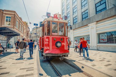 26/05/2019 İstambul, Türkiye, Taksim güzergahı arasında kırmızı ve nostaljik tarihi Beyoğlu tramvayı ile Kalabalık Taksim İstiklal Caddesi - Tünel, İstanbul'un en popüler destinasyonu