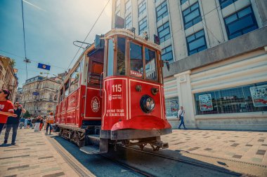 26/05/2019 İstambul, Türkiye, Taksim güzergahı arasında kırmızı ve nostaljik tarihi Beyoğlu tramvayı ile Kalabalık Taksim İstiklal Caddesi - Tünel, İstanbul'un en popüler destinasyonu