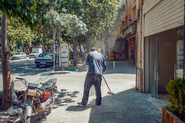 2019 イスファハン州イスファハン州 イラン人男性が午前中に通りを掃除し 多くのほこりを発生させます — ストック写真