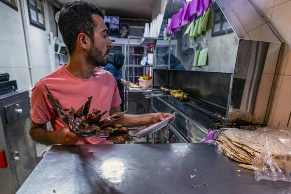 2019 Esfahan Província Isfahan Irã Cozinheiro Iraniano Preparando Para Fígado — Fotografia de Stock