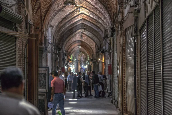 28.07.2019 Zhytomyr, Ukrayna'da genç adamın gün batımında kentin uyku alanında beton balkondaki aynaya yansıdığı