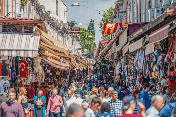 26.05.2019 İstambul, Türkiye Kapalıçarşı Beyazıt Kapısı'nda çok sayıda insanla dolu