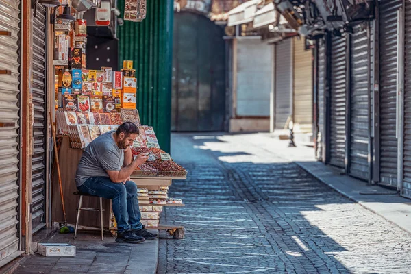 2019 イスタンブル トルコ オスマン帝国の舗装と建築と古いイスタンブールの明るく印象的な観光街 — ストック写真