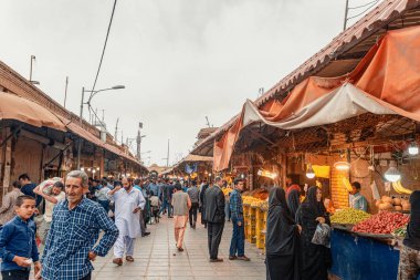 10/05/2019 Kerman, Kerman Province, İran, geleneksel İran sebze çarşısının popüler sıraları