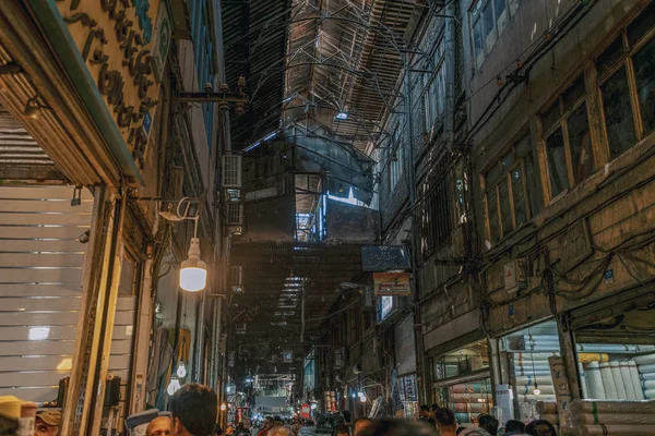 06/05/2019 Tahran, Tahran Eyaleti, İran, Tahran Kapalıçarşı'nın kalabalık sokakları.Tahran'Da eski bir tarihi çarşı olan Tahran Kapalıçarşı'da alışveriş yapan İranlılar bugün hala ekonomik faaliyet merkezi olarak kullanılıyor.