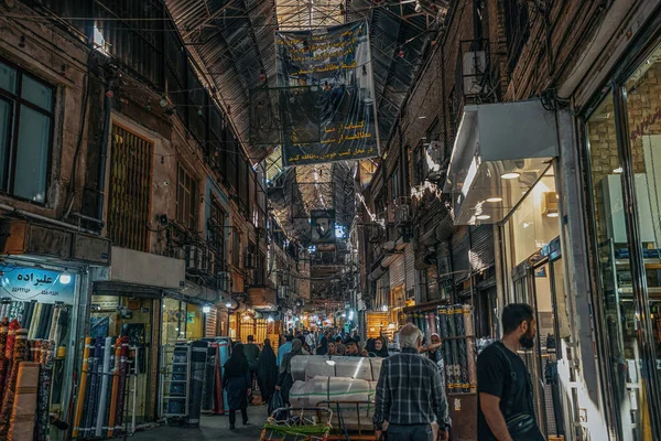 06/05/2019 Tahran, Tahran Eyaleti, İran, Tahran Kapalıçarşı'nın kalabalık sokakları.Tahran'Da eski bir tarihi çarşı olan Tahran Kapalıçarşı'da alışveriş yapan İranlılar bugün hala ekonomik faaliyet merkezi olarak kullanılıyor.