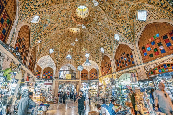 2019 德黑兰 德黑兰省 德黑兰大集市拥挤的街道 美丽的天花板 伊朗人在德黑兰大集市购物 这是德黑兰历史悠久的历史集市 今天仍然被用作经济活动中心 — 图库照片